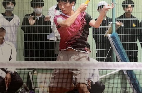 ソフトテニスをしている男性